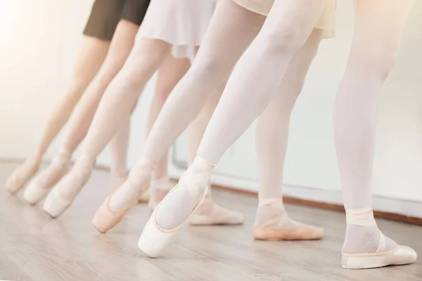 健身和女舞者的腿在演播室进行训练 锻炼和操练 以参加表演比赛 具有创意 健康和体育课的芭蕾舞鞋 学院或体育专业学生 — 图库照片