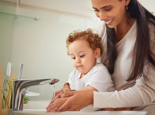 Mother Boy Washing Hands Help Water Covid Bacteria Cleaning Home — Stock Photo, Image