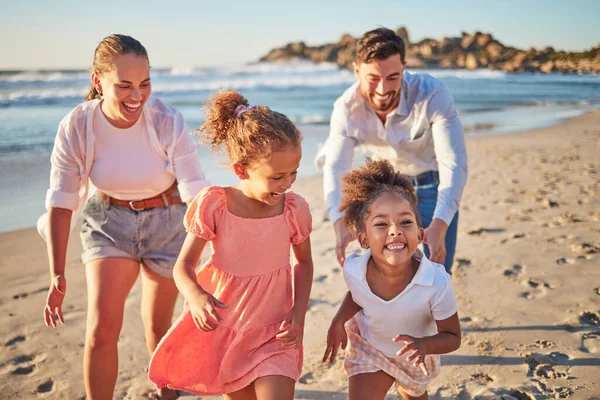 Ωκεανός Διακοπές Και Ευτυχισμένη Οικογένεια Τρέχει Στην Παραλία Για Καλοκαιρινές — Φωτογραφία Αρχείου