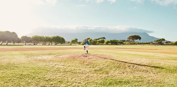 野球の試合のためのフィールド上のピッチャーのパノラマ ピッチとボールを投げる準備ができて 野球の練習 トレーニング スポーツの試合のために野球場のピッチャーマウンドに一人で立って野球選手 — ストック写真