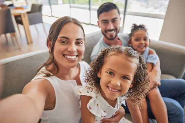 Gelukkige Familie Selfie Liefde Bank Huis Woonkamer Bank Hechting Zorg — Stockfoto