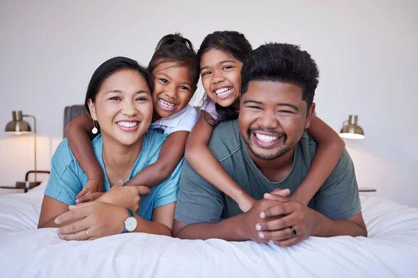 Aile Çocuklar Yatak Odasında Birlikte Mutlu Bir Portre Için Yatakta — Stok fotoğraf