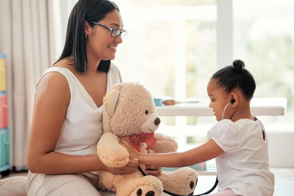 Teddybär Ärztin Spielmädchen Und Mutter Mit Lächeln Für Das Kind — Stockfoto