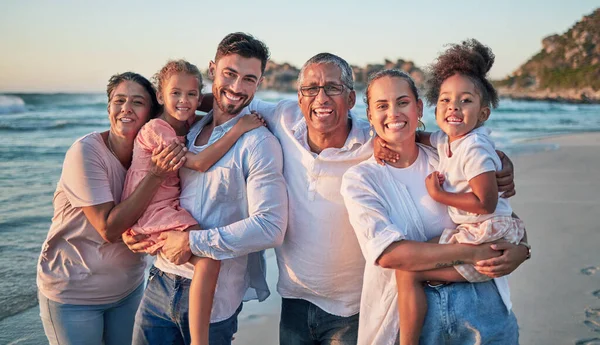 Große Familie Glücklich Und Strandporträt Von Menschen Mit Mädchen Meer — Stockfoto