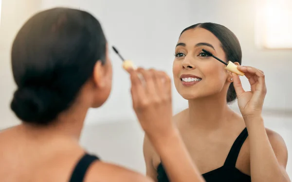 Mujer Maquillaje Rímel Espejo Para Belleza Ojo Con Una Sonrisa —  Fotos de Stock