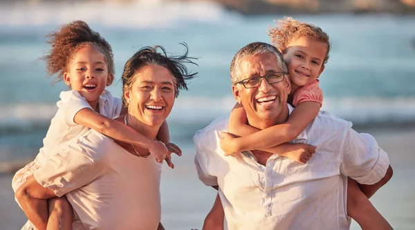 Παραλία Παππούδες Και Παιδιά Χαμογελούν Για Πορτρέτο Της Οικογένειας Διακοπές — Φωτογραφία Αρχείου