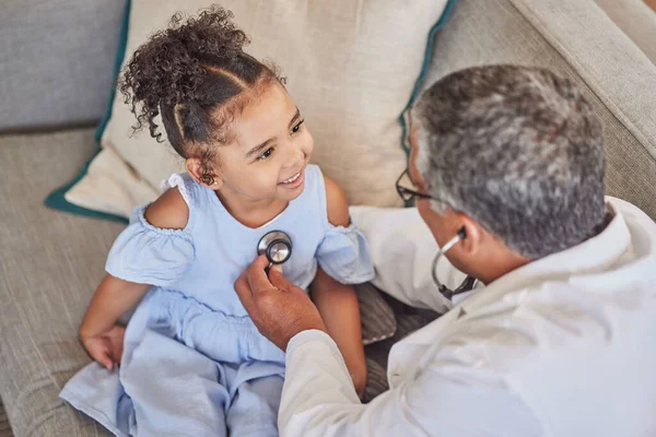Konsultacja Domowa Dziecko Pediatra Stetoskopem Robią Badania Zdrowia Szczęśliwego Dziecka — Zdjęcie stockowe