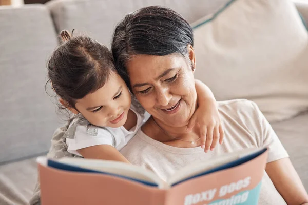 Eğitim Öğrenme Kız Büyükanne Kanepede Kitap Okuyor Rahatlıyor Oturma Odasında — Stok fotoğraf