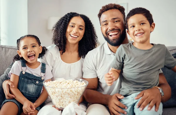 Amore Ridere Guardare Film Con Una Famiglia Felice Mangiare Popcorn — Foto Stock