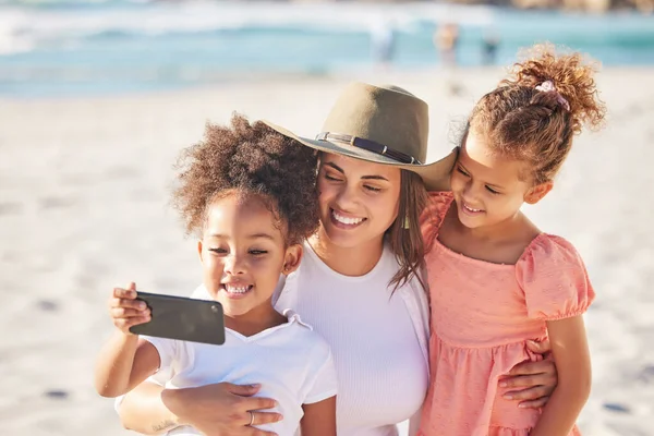 Mama Dzieci Plaża Telefonem Selfie Słońcu Podczas Wakacji Razem Matka — Zdjęcie stockowe