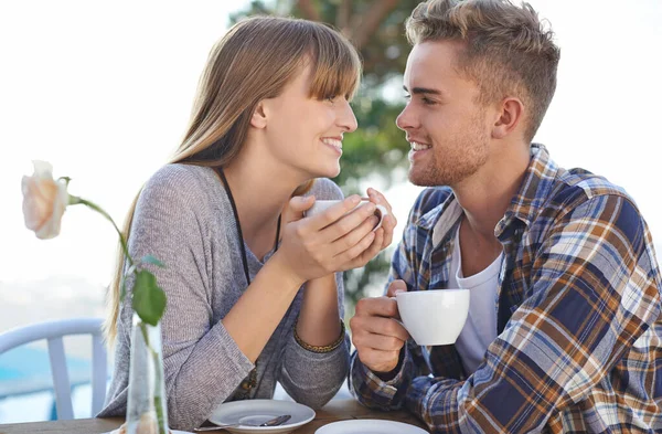 一日を始めるのに最適な方法はあなたと一緒にいます 外で朝食を楽しむ若いカップル — ストック写真