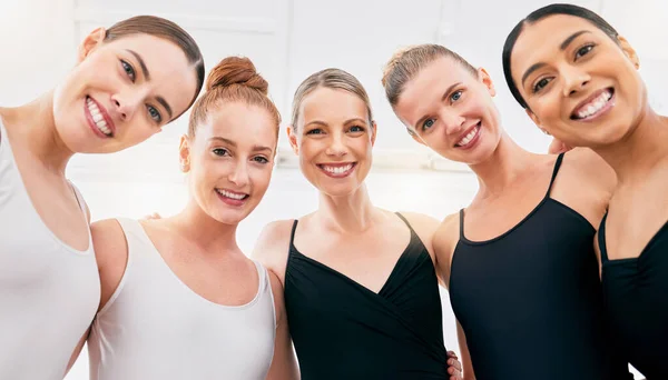 芭蕾舞肖像画 快乐团体和女子舞蹈比赛训练 团队课上的微笑和工作室里的拥抱支持 芭蕾舞蹈演员为专业表演共舞 — 图库照片