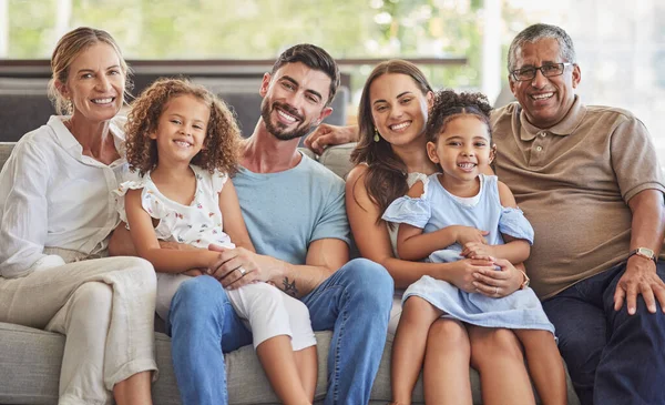 Interraciale Familie Gelukkig Portret Ouders Woonkamer Bank Met Kinderen Ontspannen — Stockfoto