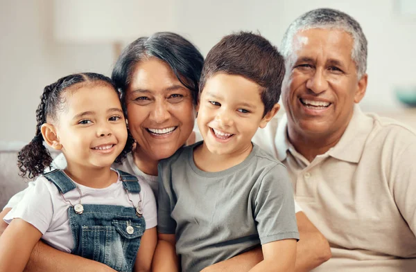 Grootouders Portret Liefde Knuffel Kinderen Met Een Glimlach Ontspannen Woonkamer — Stockfoto