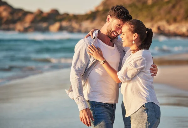 幸せなカップルと旅行 観光やビーチの休暇は 海辺で休暇中に抱擁 愛と笑いを共有する フランス人男性と女性は熱帯の目的地で楽しい新婚旅行を楽しんでいます — ストック写真