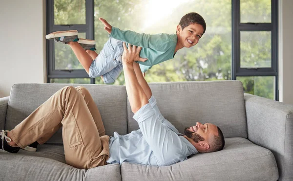 Barn Familie Kjærlighet Med Mann Gutt Som Leker Sammen Sofa – stockfoto