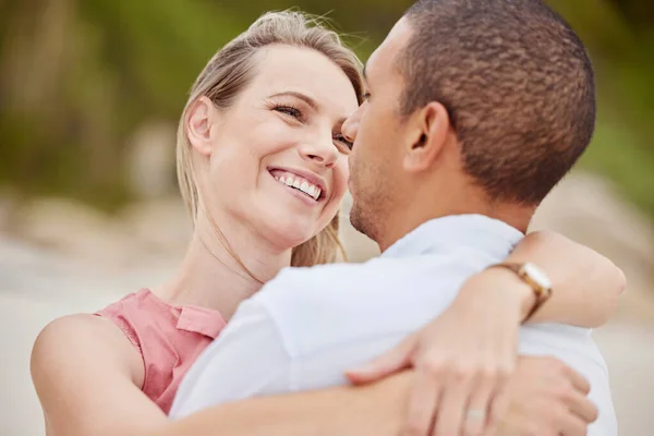 Una Pareja Feliz Amor Diversidad Abrazan Afuera Luna Miel Vacaciones — Foto de Stock