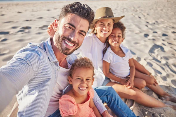 ビーチでの自撮り 子供の旅行 ドバイでの休暇のための海での親 子供や家族との海での幸せな休日のライブストリーミング 母親と父親の肖像写真を撮る女の子兄弟 — ストック写真