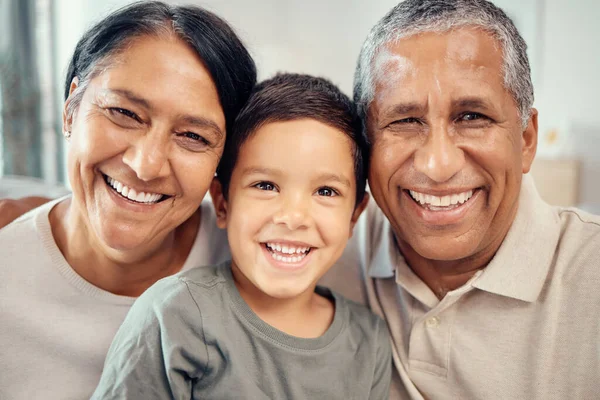 Gezichtsportret Grootouders Kind Glimlach Voor Een Gelukkige Familierelatie Thuis Close — Stockfoto