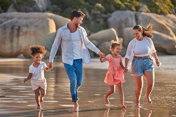 Amour Liberté Famille Plage Marchant Tenant Main Détendre Dans Eau — Photo