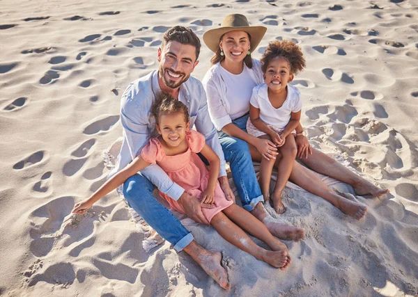 Ταξιδέψτε Χαλαρώστε Και Άμμο Την Οικογένειά Σας Στην Παραλία Για — Φωτογραφία Αρχείου