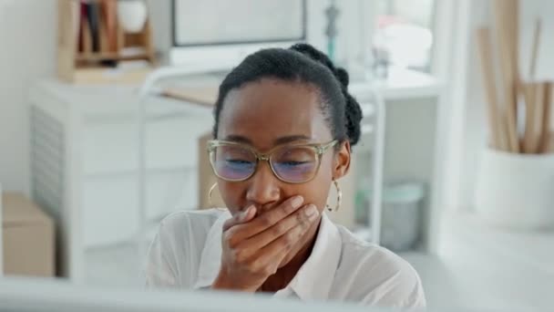悲しい顔とメガネで作業しているコンピュータと疲れて うつ病や燃え尽きビジネス女性 オンラインインスピレーションのためのPcインターネット検索で退屈 若者や不眠症のオフィスや企業の従業員 — ストック動画