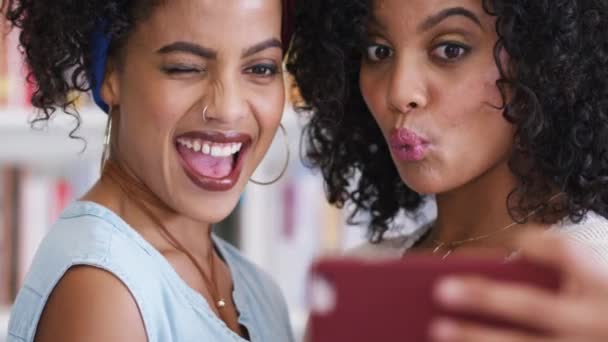Kobiety Komiks Lub Selfie Telefoniczne Dla Mediów Społecznościowych Szkole Studiuje — Wideo stockowe