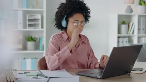 Laptop Planning Music Work Black Woman Typing Email Internet Dancing — Stock Video