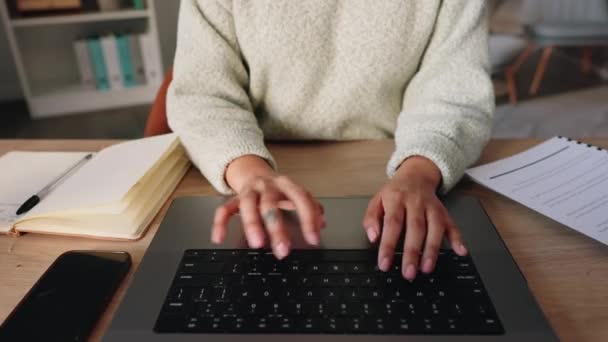 Деловая Женщина Руками Печатающими Ноутбуке Офисе Работающая Рассылающая Электронные Письма — стоковое видео