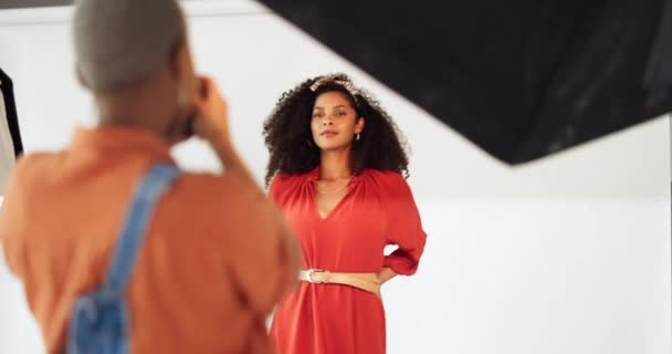 摄影师和模特黑人妇女在时尚后台服装摄影演播室 有影响力的人 在她的营销组合或职业创作目录中摆出一副很有影响力的姿势 — 图库视频影像