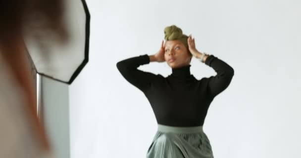 Modelo Mulher Negra Fazendo Uma Sessão Fotos Profissional Estúdio Set — Vídeo de Stock