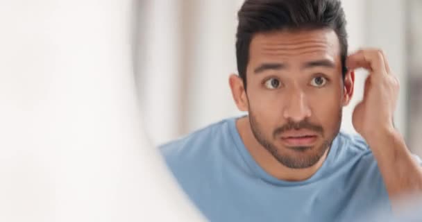 Feliz Espelho Beleza Com Homem Banheiro Para Cosméticos Higiene Facial — Vídeo de Stock