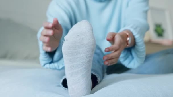 Ноги Біль Жіночий Масаж Або Розтягування Ноги Ліжку Відчувають Втому — стокове відео