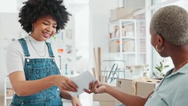 Mujeres Diseñadora Creativa Con Apretón Manos Oferta Estudio Negocio Hogar — Vídeos de Stock