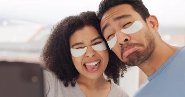 Twarz Piękno Selfie Parą Używającą Maski Pod Oczami Podczas Żartów — Wideo stockowe