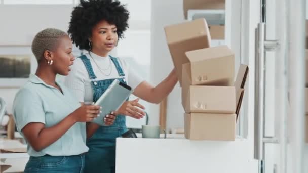 電子商取引計画 タブレット出荷および女性は配達箱について話し オフィスの在庫とのコラボレーションおよび仕事で小売業界で働く 技術を持った貨物について語るアフリカの従業員 — ストック動画
