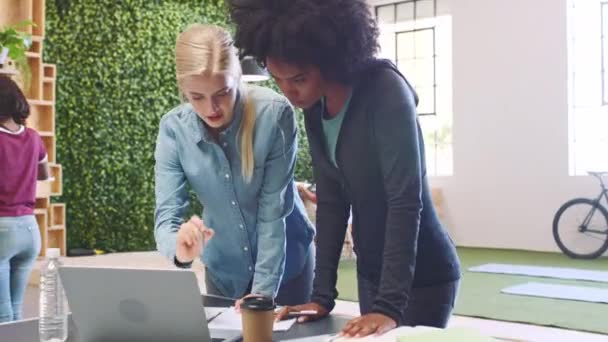 Colaboração Trabalho Equipe Equipe Mulheres Designer Trabalhando Laptop Espaço Trabalho — Vídeo de Stock