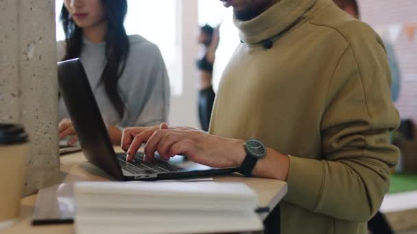 Handen Typen Laptop Toetsenbord Teamwork Technologie Industrie Het Helpen Van — Stockvideo