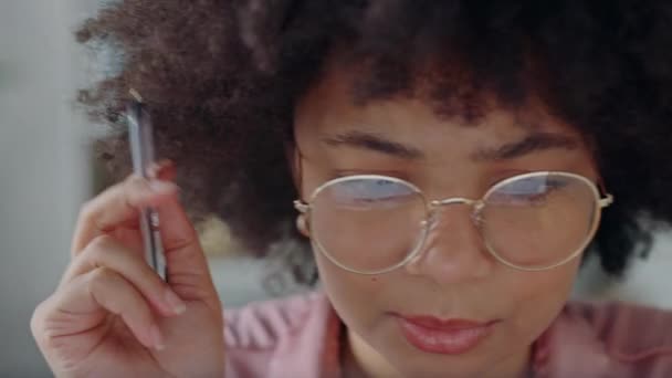 Чорна Жінка Вивчає Онлайн Думає Грає Ручкою Руці Цифровий Курс — стокове відео