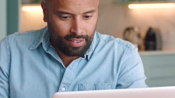 Člověče Notebook Práce Webu Dívají Čas Hlídce Zatímco Přemýšlí Guy — Stock video