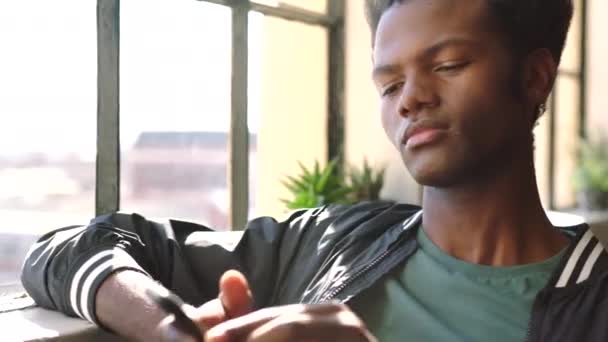 Hombre Negro Teléfono Comunicación Enviar Mensajes Texto Leer Las Redes — Vídeo de stock
