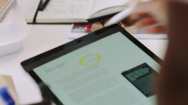 Επαγγελματική Γυναίκα Χέρια Και Tablet Στυλό Για Σχέδιο Σχεδιασμό Ψηφιακό — Αρχείο Βίντεο