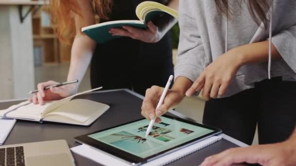 Találkozó Tervezés Web Design Stratégia Alkalmazottak Beszélnek Cég Honlapján Tabletta — Stock videók