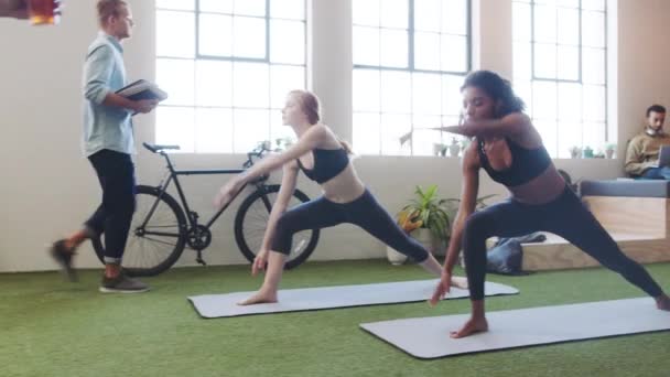 Yoga Meditación Trabajo Equipo Entorno Empresarial Creativo Con Colaboración Equipo — Vídeos de Stock