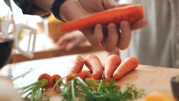 Tangan Kesehatan Atau Orang Dapur Dengan Kulit Wortel Memasak Makan — Stok Video