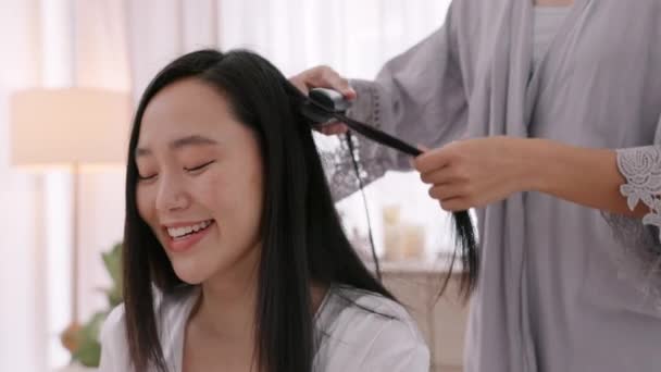 Plancha Para Cabello Salón Peluquería Boda Feliz Cliente Escribiendo Teléfono — Vídeos de Stock