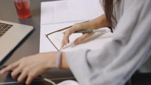 Teléfono Estudiante Educación Curso Casa Anotando Notas Cuaderno Con Auriculares — Vídeo de stock