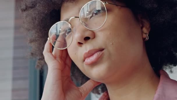 Päänsärky Stressi Ajattelu Surullinen Nainen Masennus Mielenterveysongelmia Uupumus Kriisistä Ikkunan — kuvapankkivideo