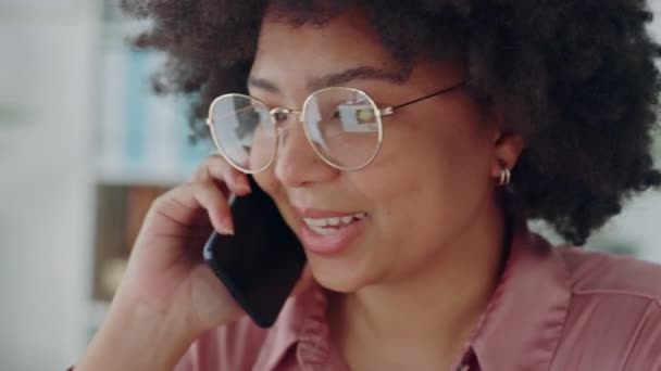Mulher Negra Laptop Telefonema Para Networking Com Cliente Para Negócio — Vídeo de Stock