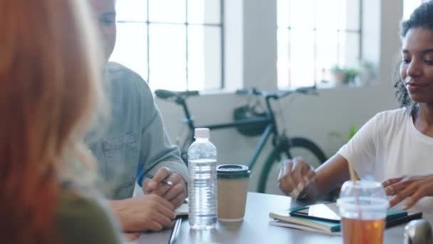 Obchodní Schůze Smlouvy B2B Lidé Čtení Nabídky Dokumentů Kanceláři Zahájení — Stock video